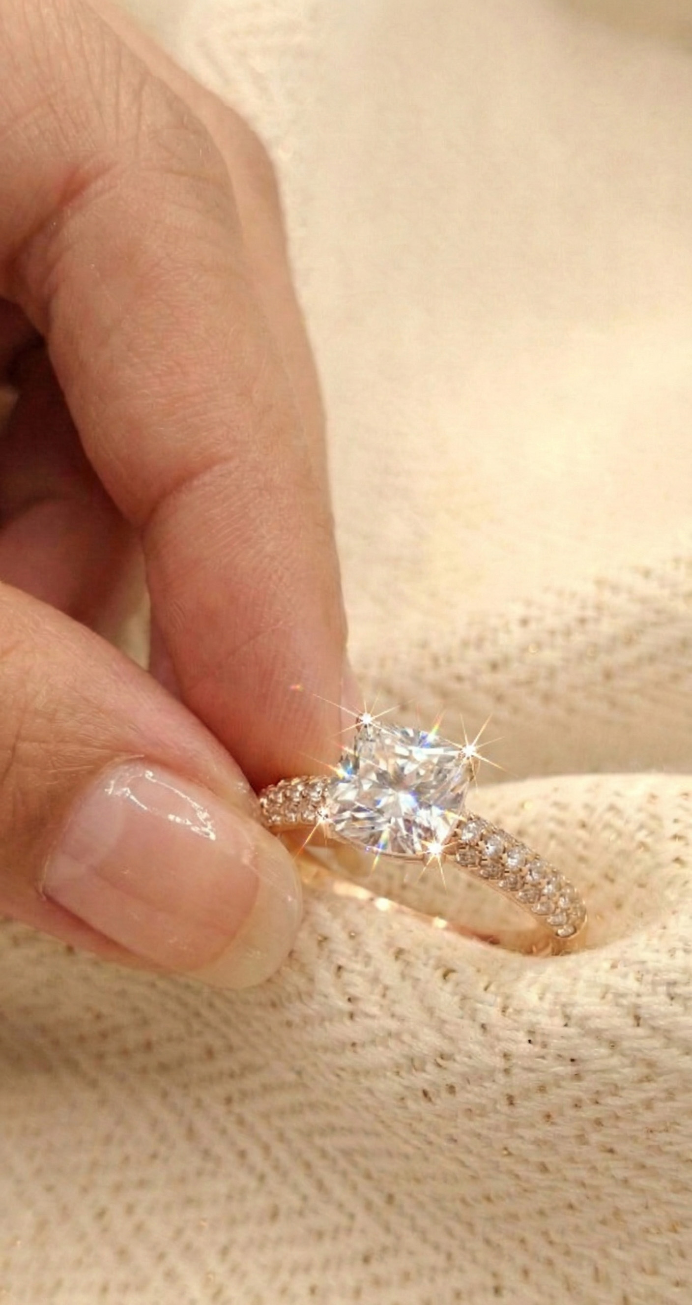 Elegancka kobieta prezentująca pełen <strong>zestaw biżuterii srebrnej</strong> pozłacanej z lśniącymi kamieniami, idealny pomysł na prezent dla żony na rocznicę.