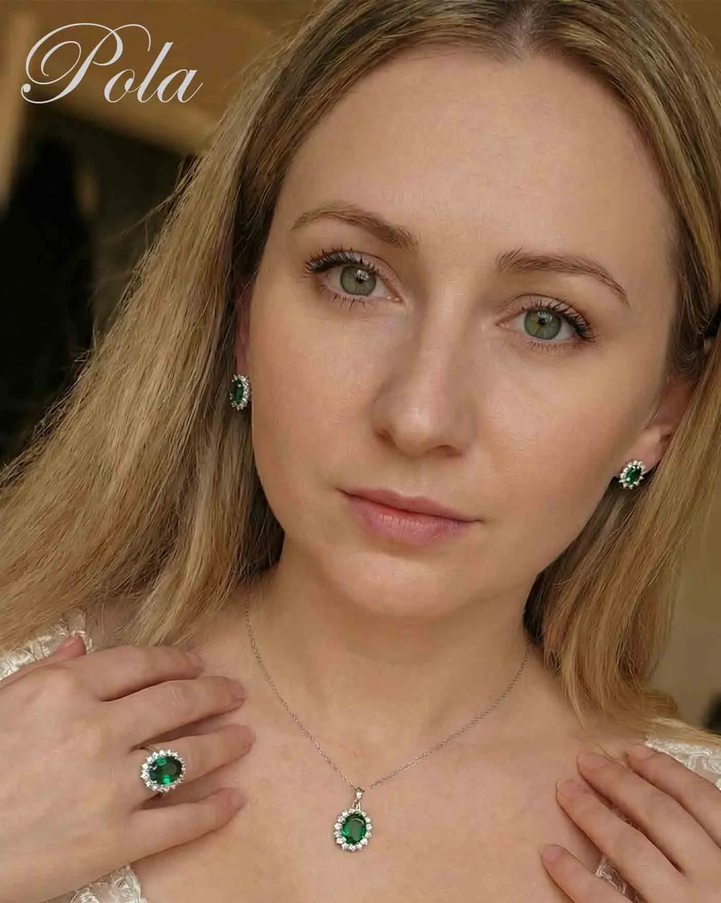 Portret kobiety noszącej zjawiskowy pierścionek ze szmaragdem oraz lśniącą srebrną biżuterię w słoneczny dzień