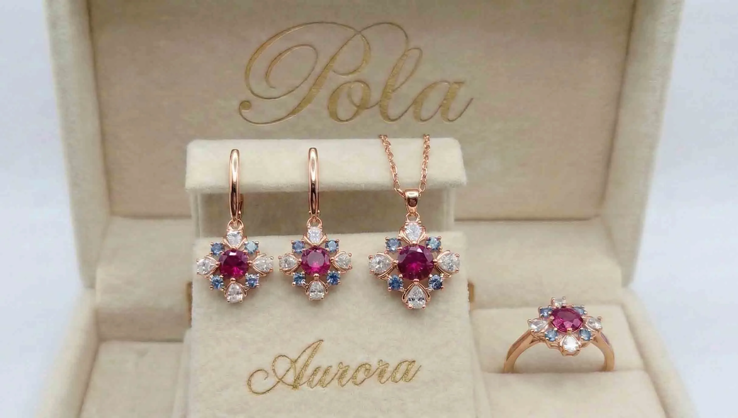 Unikalna srebrna biżuteria pozłacana różowym złotem z kolekcji Aurora, dumnie prezentująca rubin różowy o masie łącznej 2,5ct. Unikalna srebrna biżuteria pozłacana różowym złotem z kolekcji Aurora, dumnie prezentująca rubin różowy o masie łącznej 2,5ct.