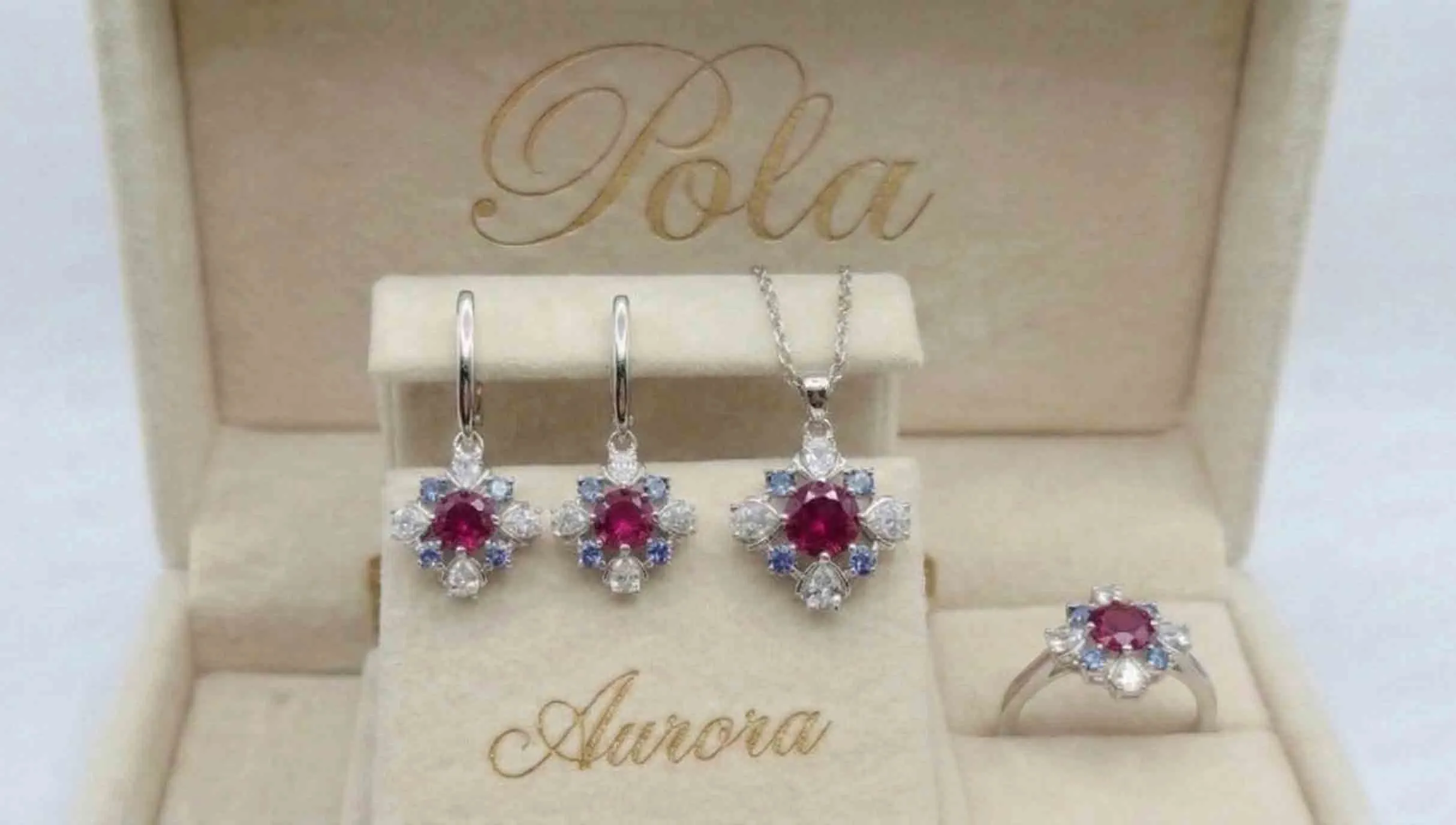 Zapierająca dech w piersiach srebrna biżuteria z kolekcji Aurora, którą olśniewająco zdobi szafir o masie 2,5ct.