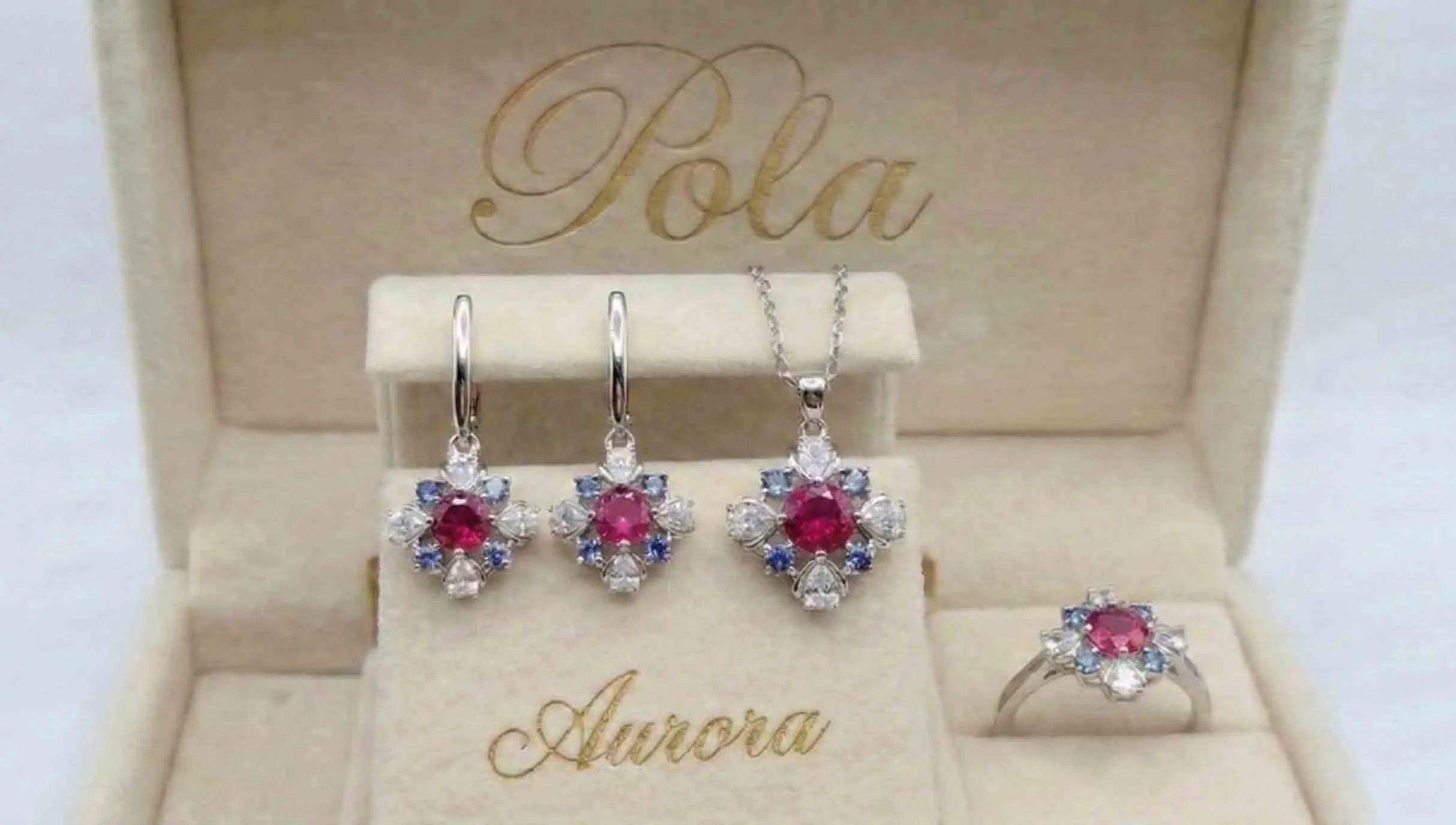 Zapierająca dech w piersiach srebrna biżuteria z kolekcji Aurora, którą olśniewająco zdobi szafir o masie 2,5ct.