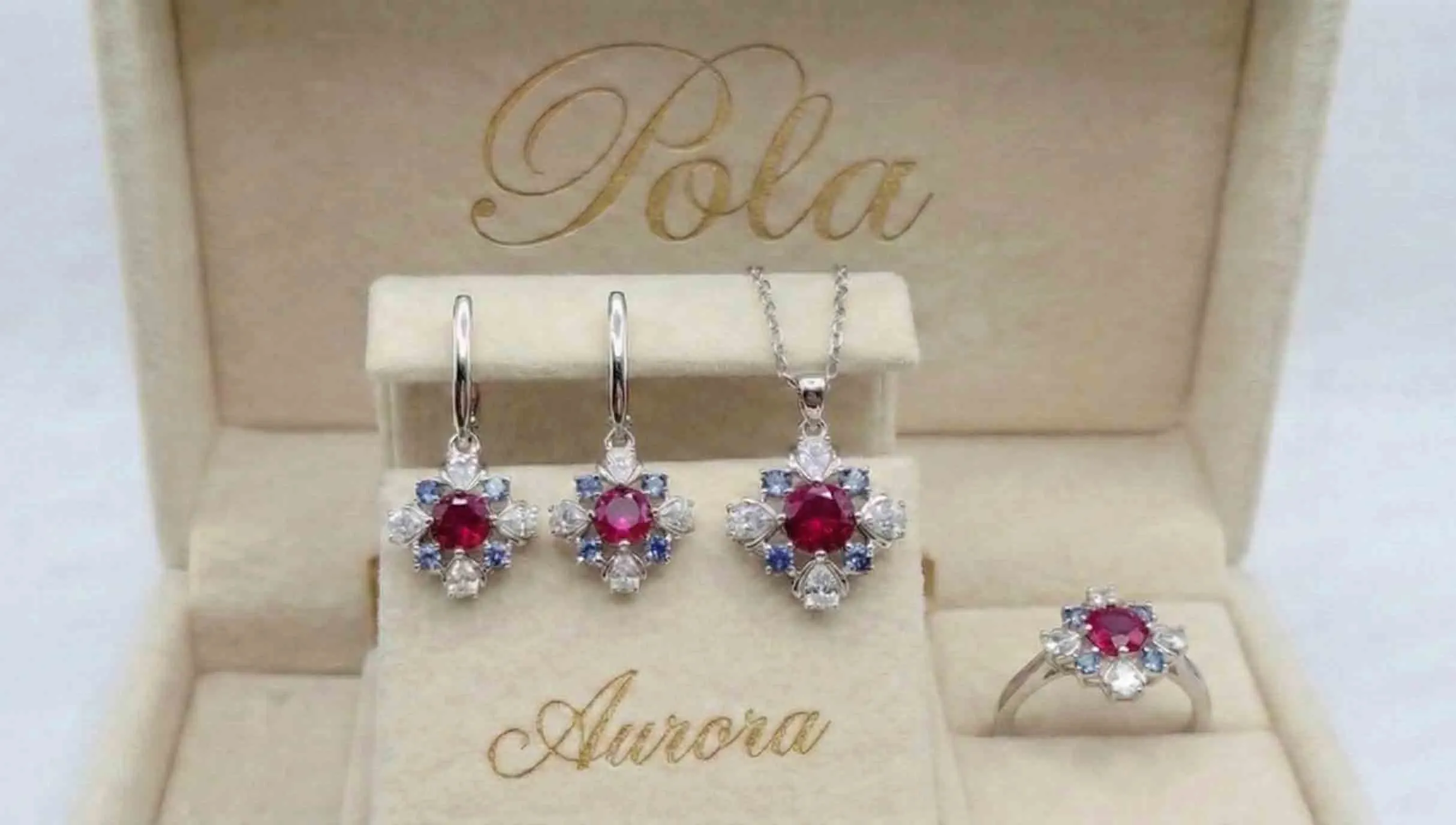 Zapierająca dech w piersiach srebrna biżuteria z kolekcji Aurora, którą olśniewająco zdobi szafir o masie 2,5ct.