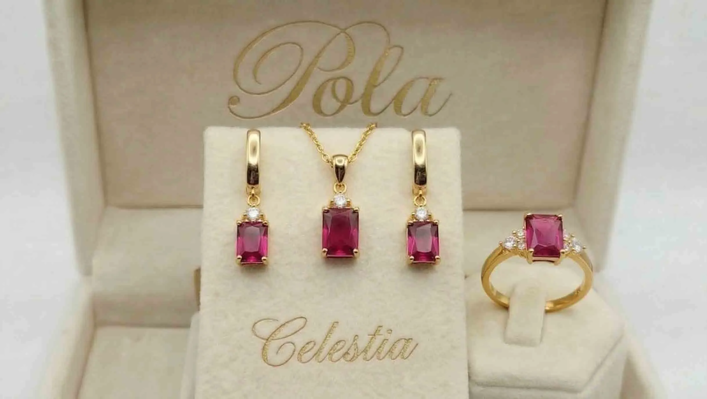 Nieziemska srebrna biżuteria pozłacana żółtym złotem z kolekcji Celestia, którą olśniewająco zdobi rubin jasnoróżowy o masie 6,2ct.