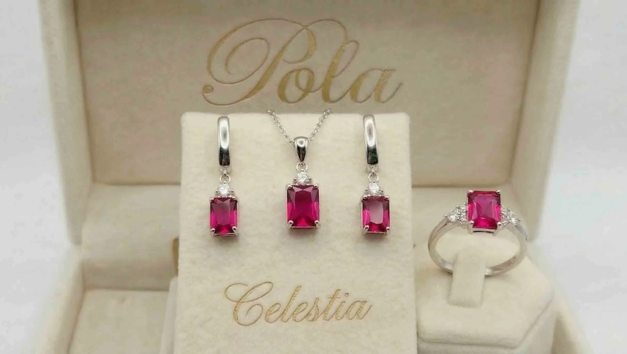 Mistrzowska srebrna biżuteria pochodząca z linii Celestia, wzbogacona o rubin pigeon blood o masie 6,2ct.