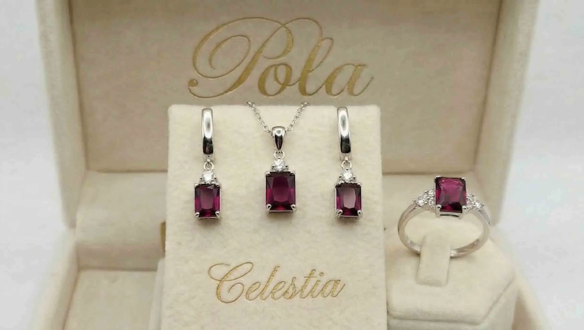 Olśniewająca srebrna biżuteria z kolekcji Celestia, którą olśniewająco zdobi rubin pigeon blood o masie 2,5ct.