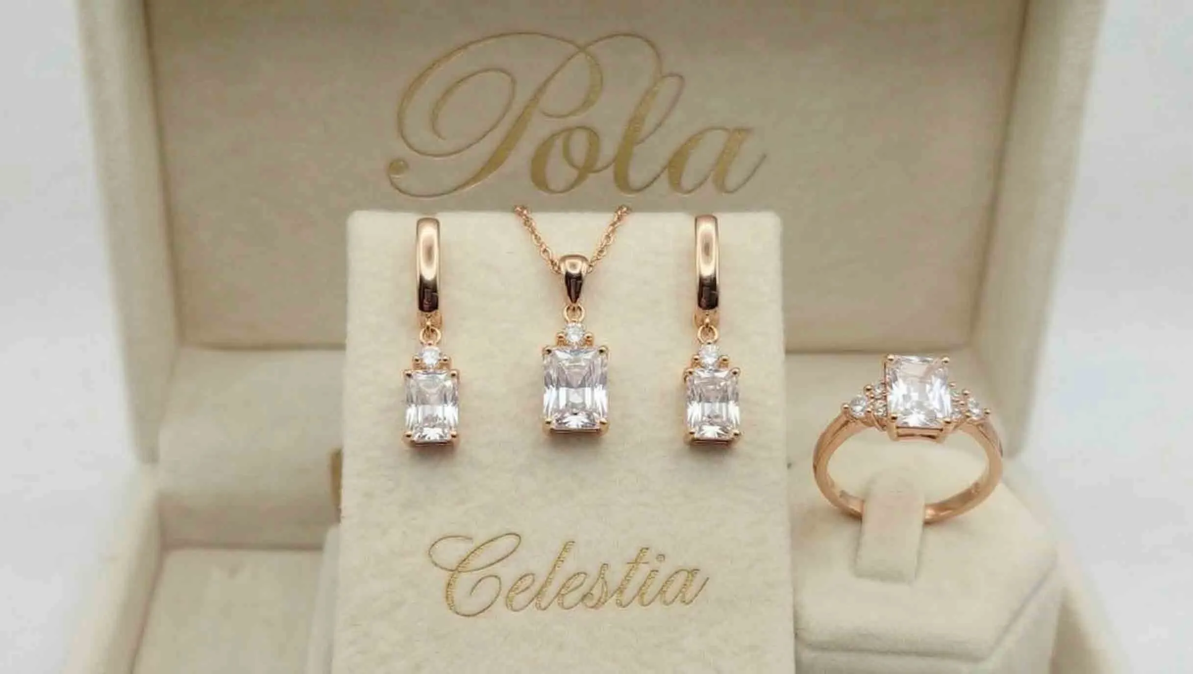 Doskonała srebrna biżuteria pozłacana różowym złotem z kolekcji Celestia, którą olśniewająco zdobi rubin o masie 6,2ct.