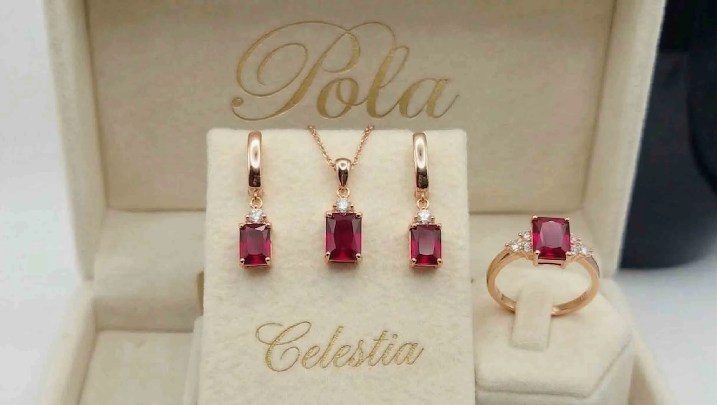 Doskonała srebrna biżuteria pozłacana różowym złotem z kolekcji Celestia, którą olśniewająco zdobi rubin o masie 6,2ct.
