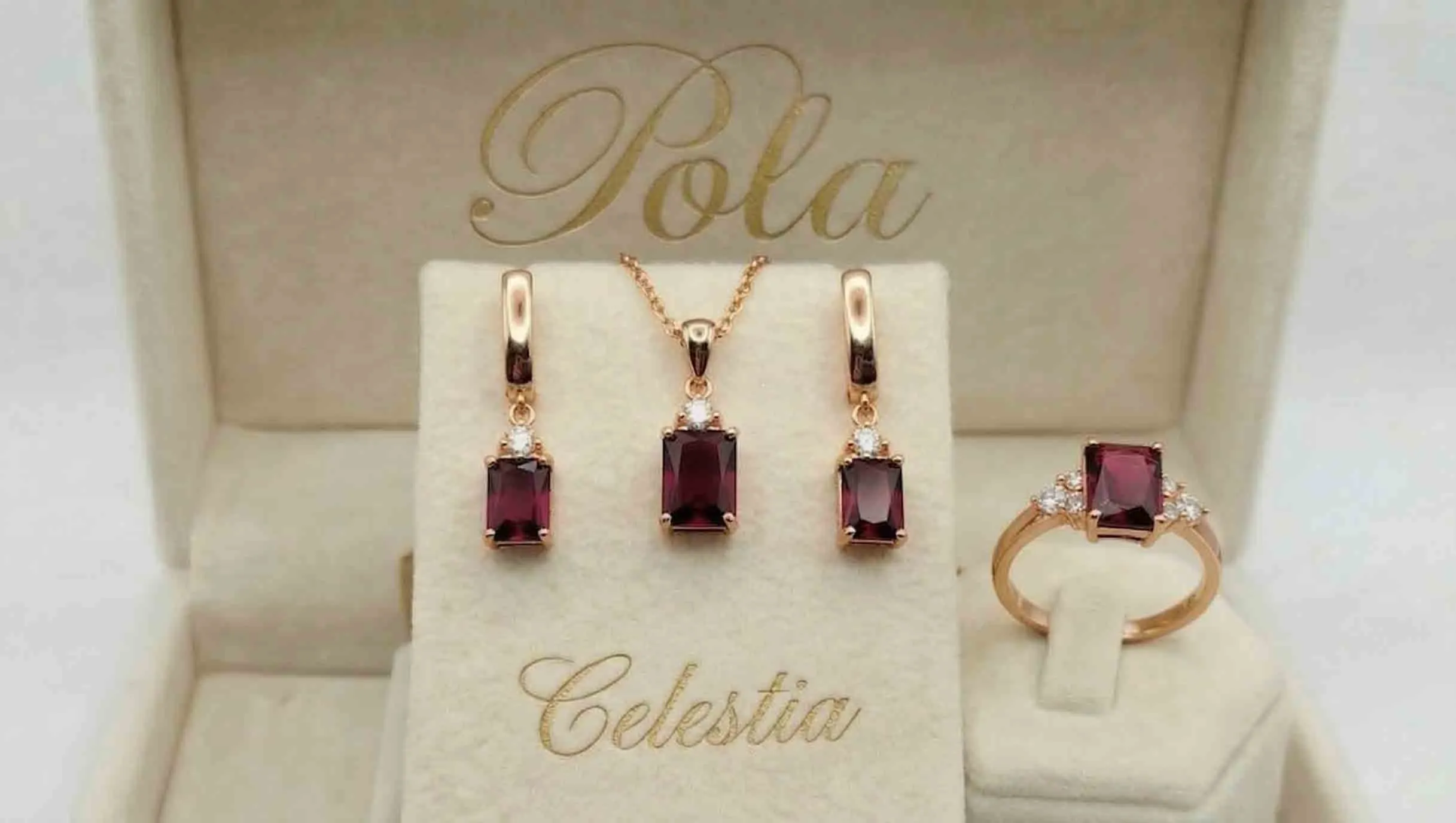 Doskonała srebrna biżuteria pozłacana różowym złotem z kolekcji Celestia, którą olśniewająco zdobi rubin o masie 6,2ct.