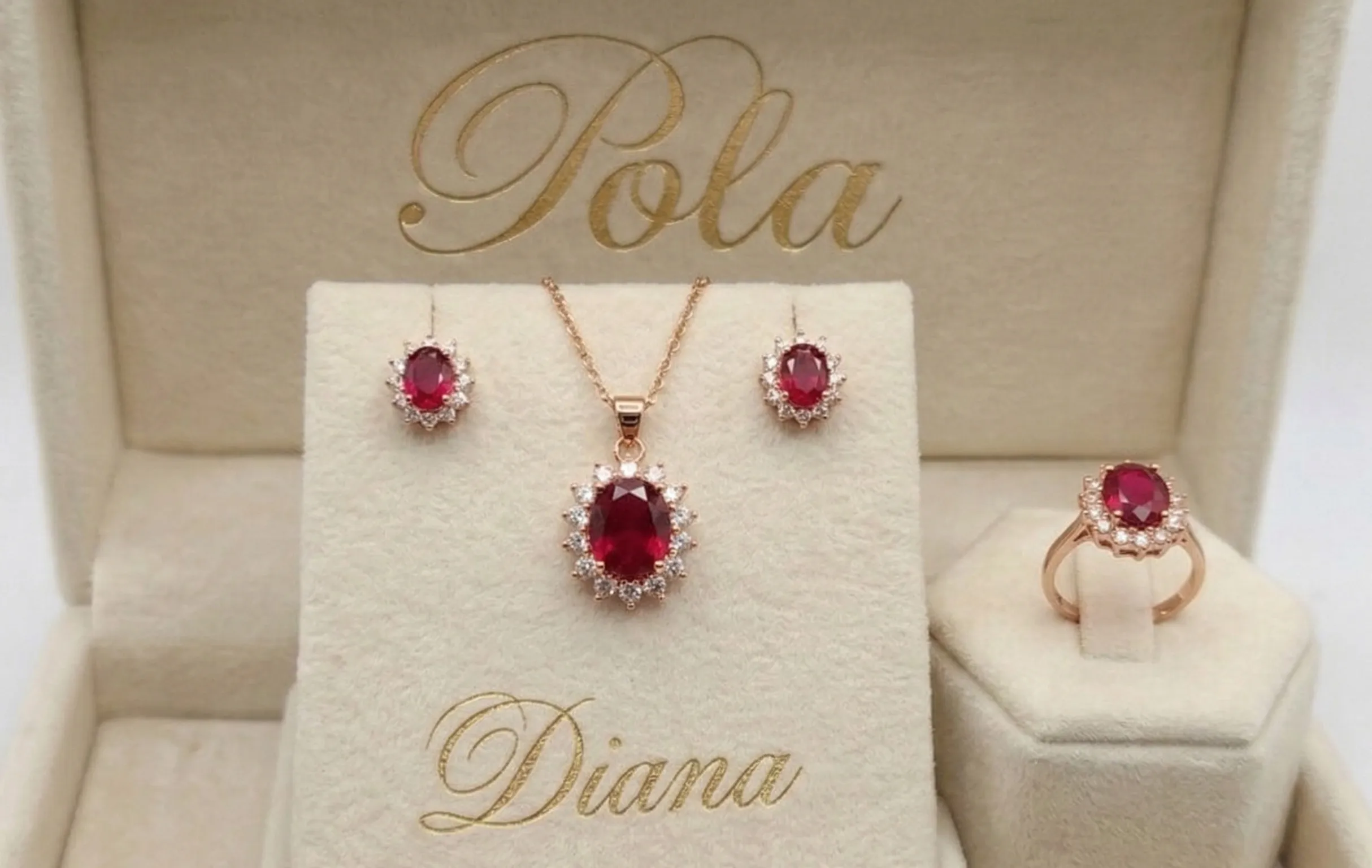 Oszałamiająca srebrna biżuteria pozłacana różowym złotem z kolekcji Diana, którą olśniewająco zdobi szafir o masie 5,2ct.