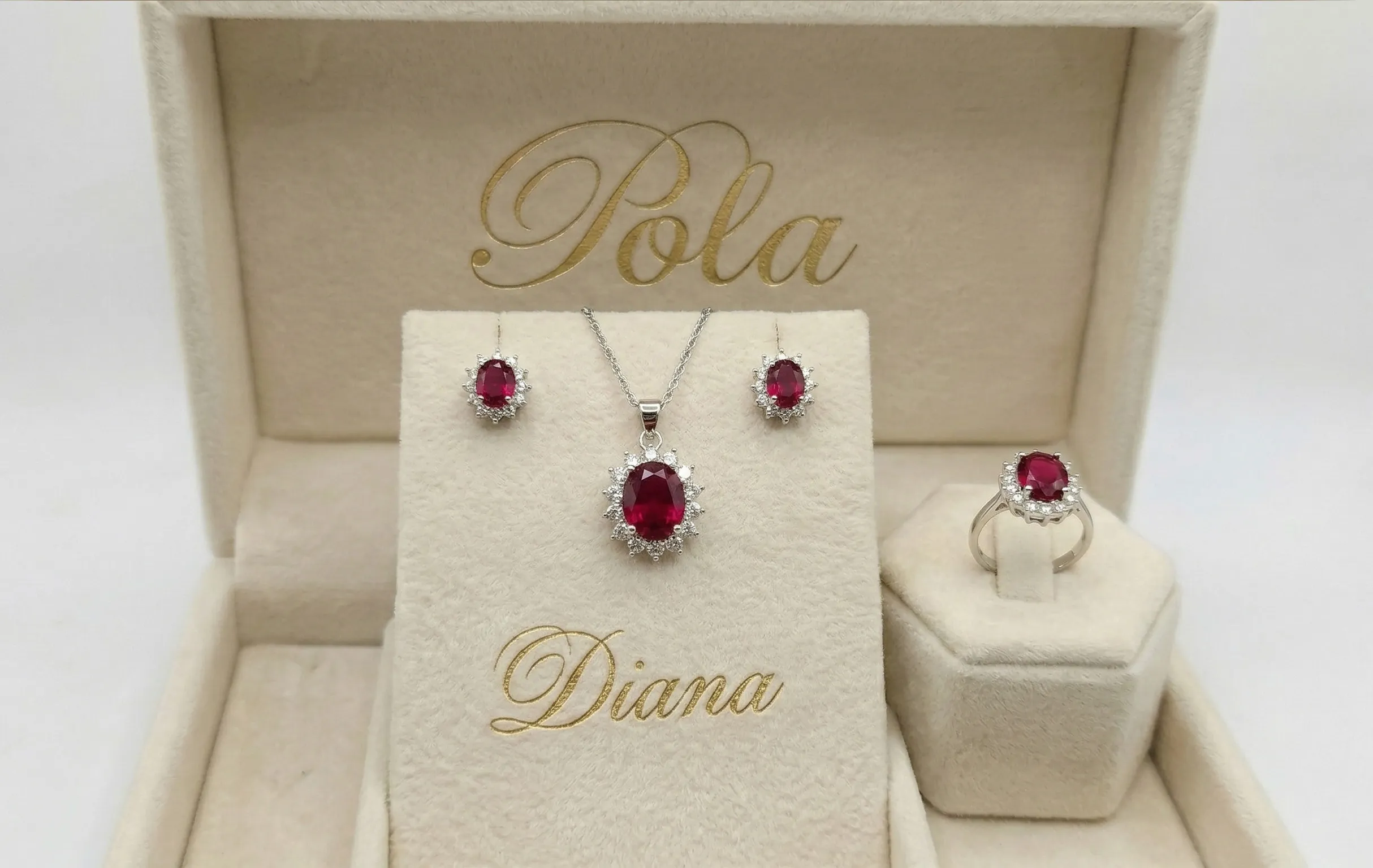 Oryginalna srebrna biżuteria pochodząca z linii Diana, wzbogacona o rubin różowy o masie 5,2ct.