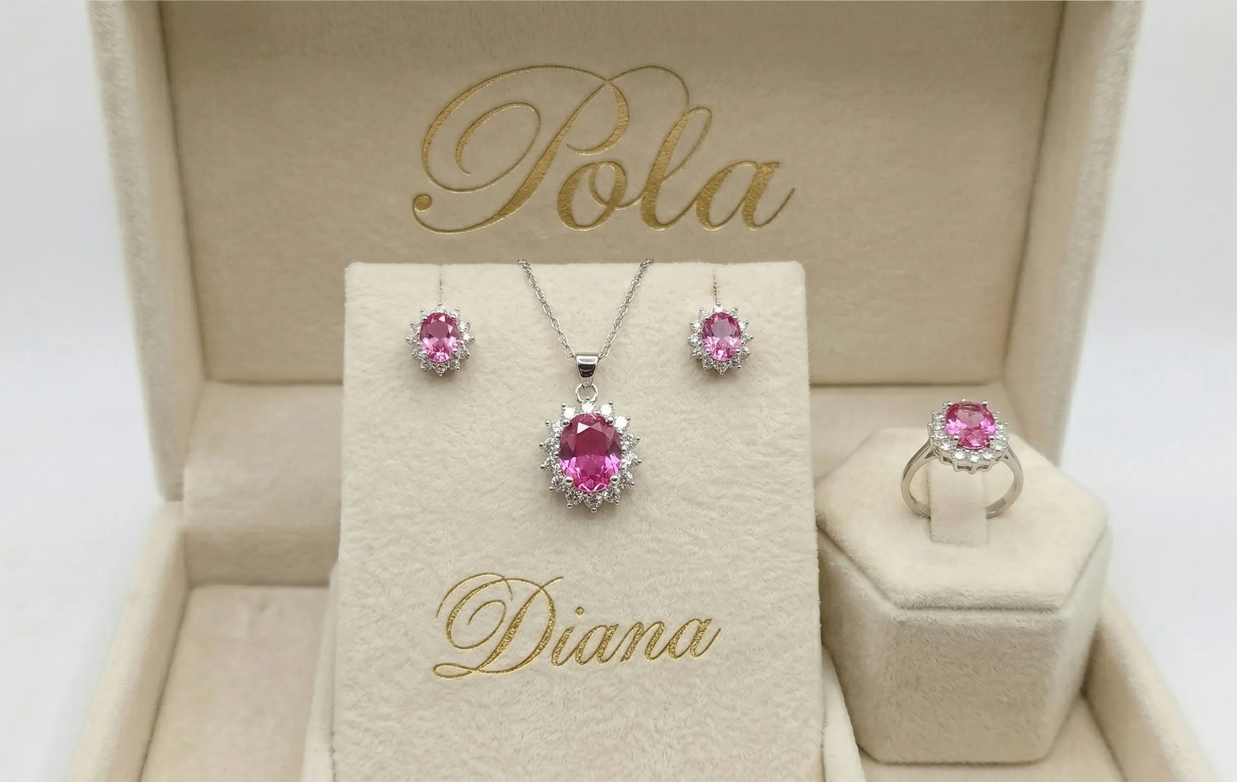 Oryginalna srebrna biżuteria pochodząca z linii Diana, wzbogacona o rubin różowy o masie 5,2ct.