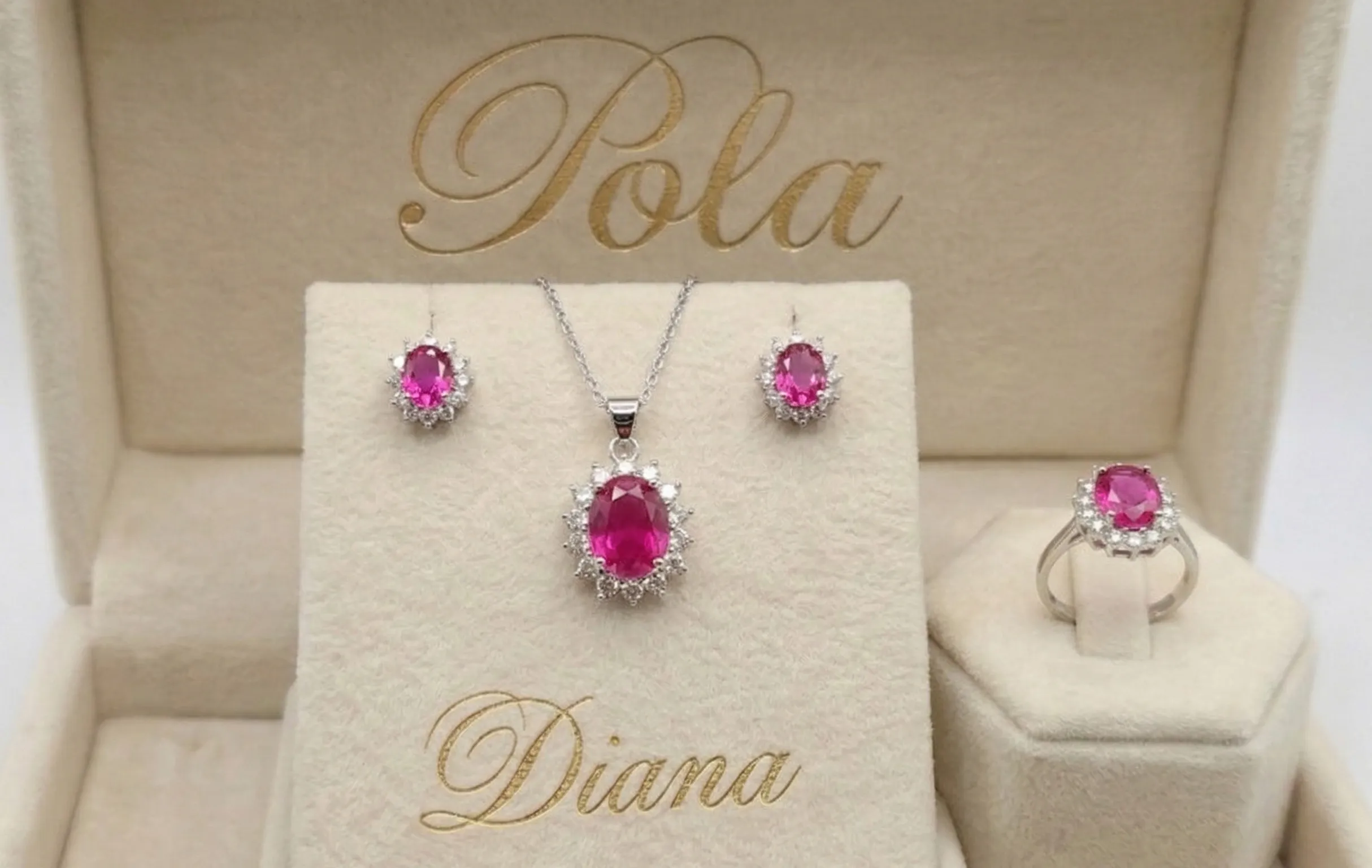 Oryginalna srebrna biżuteria pochodząca z linii Diana, wzbogacona o rubin różowy o masie 5,2ct.