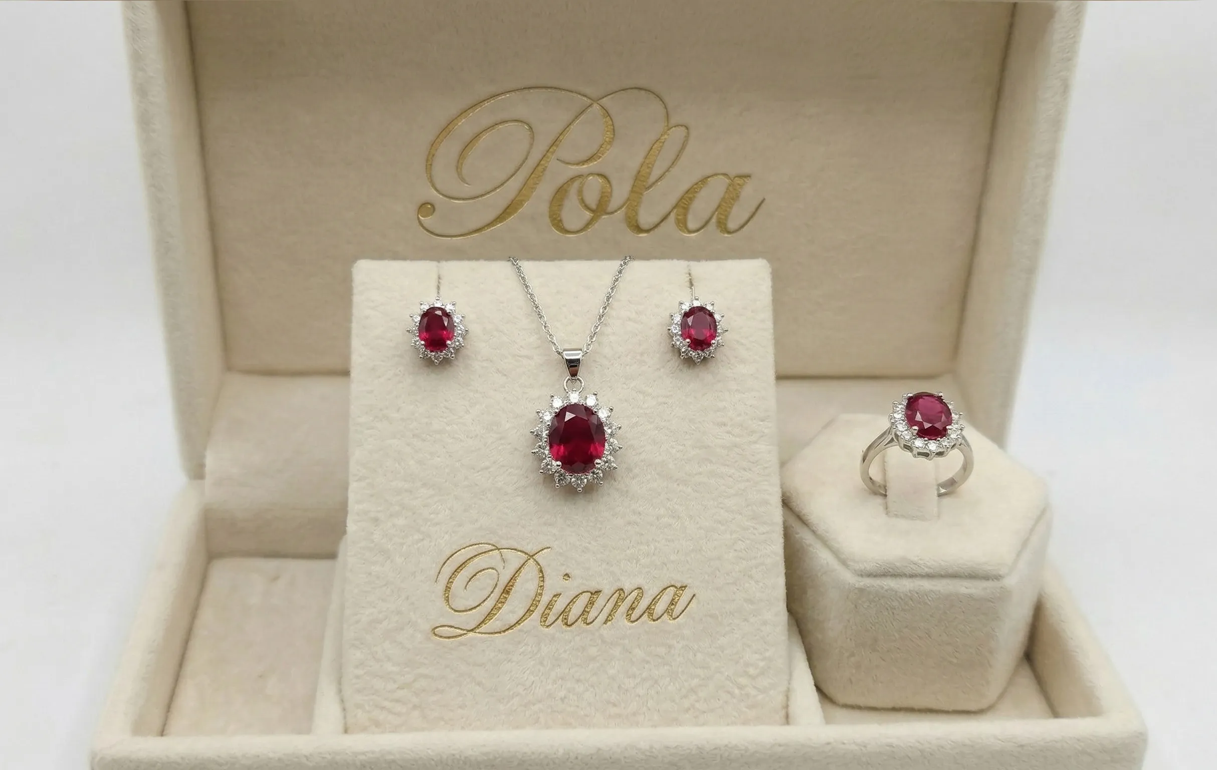 Oryginalna srebrna biżuteria pochodząca z linii Diana, wzbogacona o rubin różowy o masie 5,2ct.