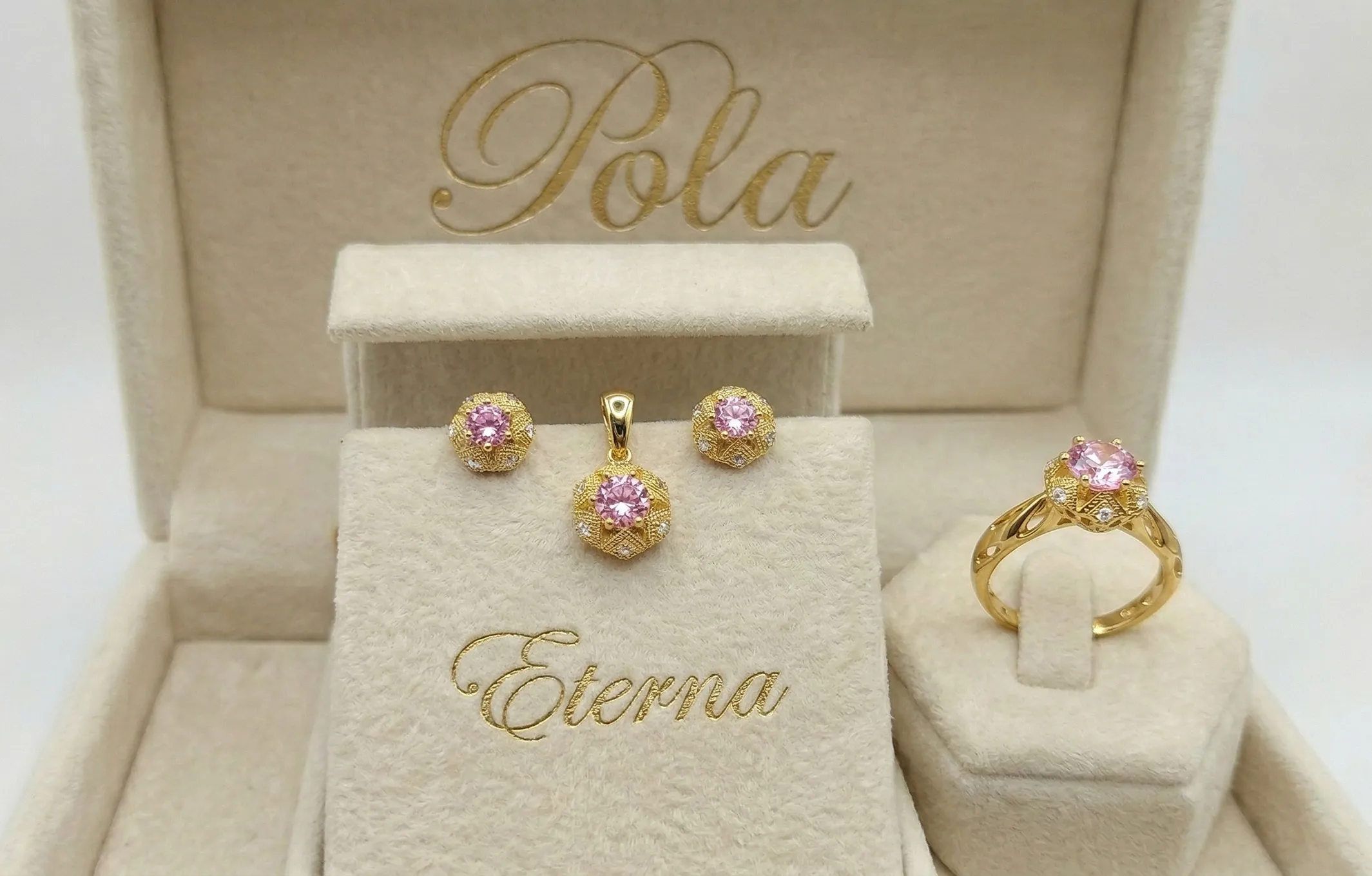 Elegancka srebrna biżuteria pozłacana żółtym złotem pochodząca z linii Eterna, wzbogacona o szafir o masie 2,4ct.