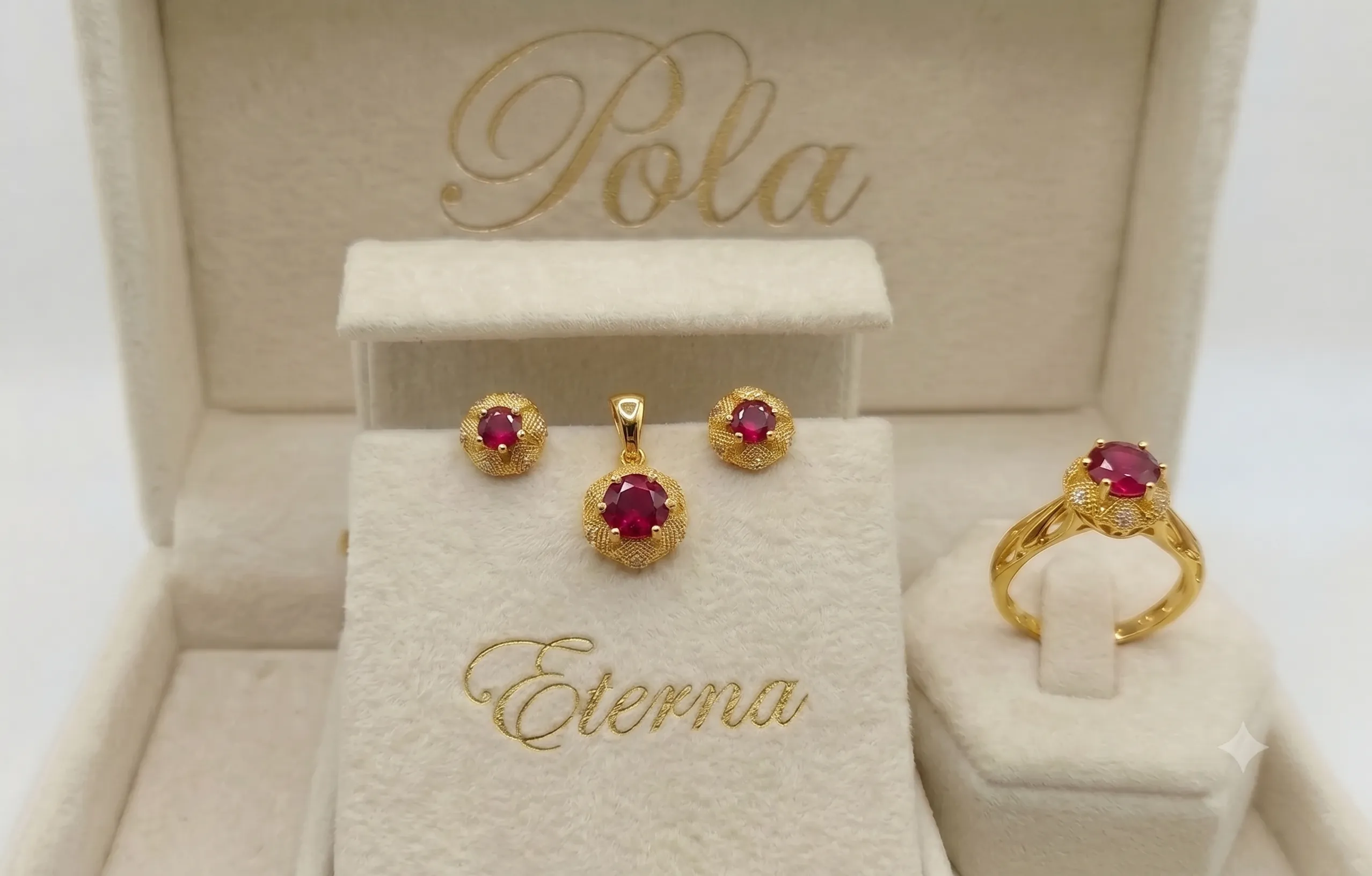 Elegancka srebrna biżuteria pozłacana żółtym złotem pochodząca z linii Eterna, wzbogacona o szafir o masie 2,4ct.