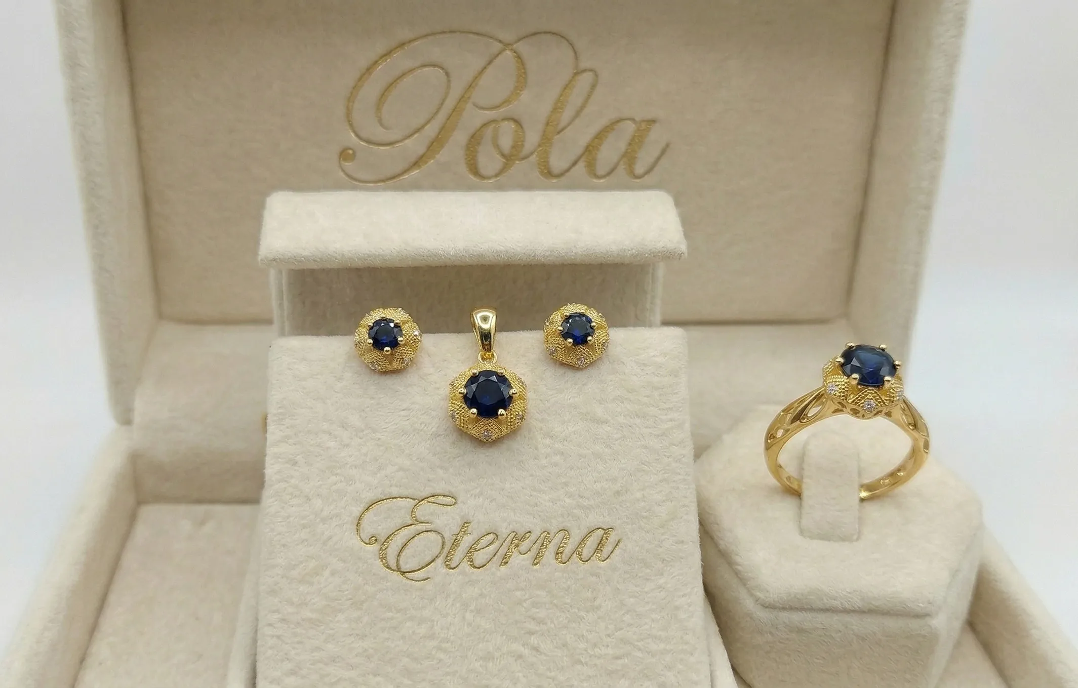 Elegancka srebrna biżuteria pozłacana żółtym złotem pochodząca z linii Eterna, wzbogacona o szafir o masie 2,4ct.