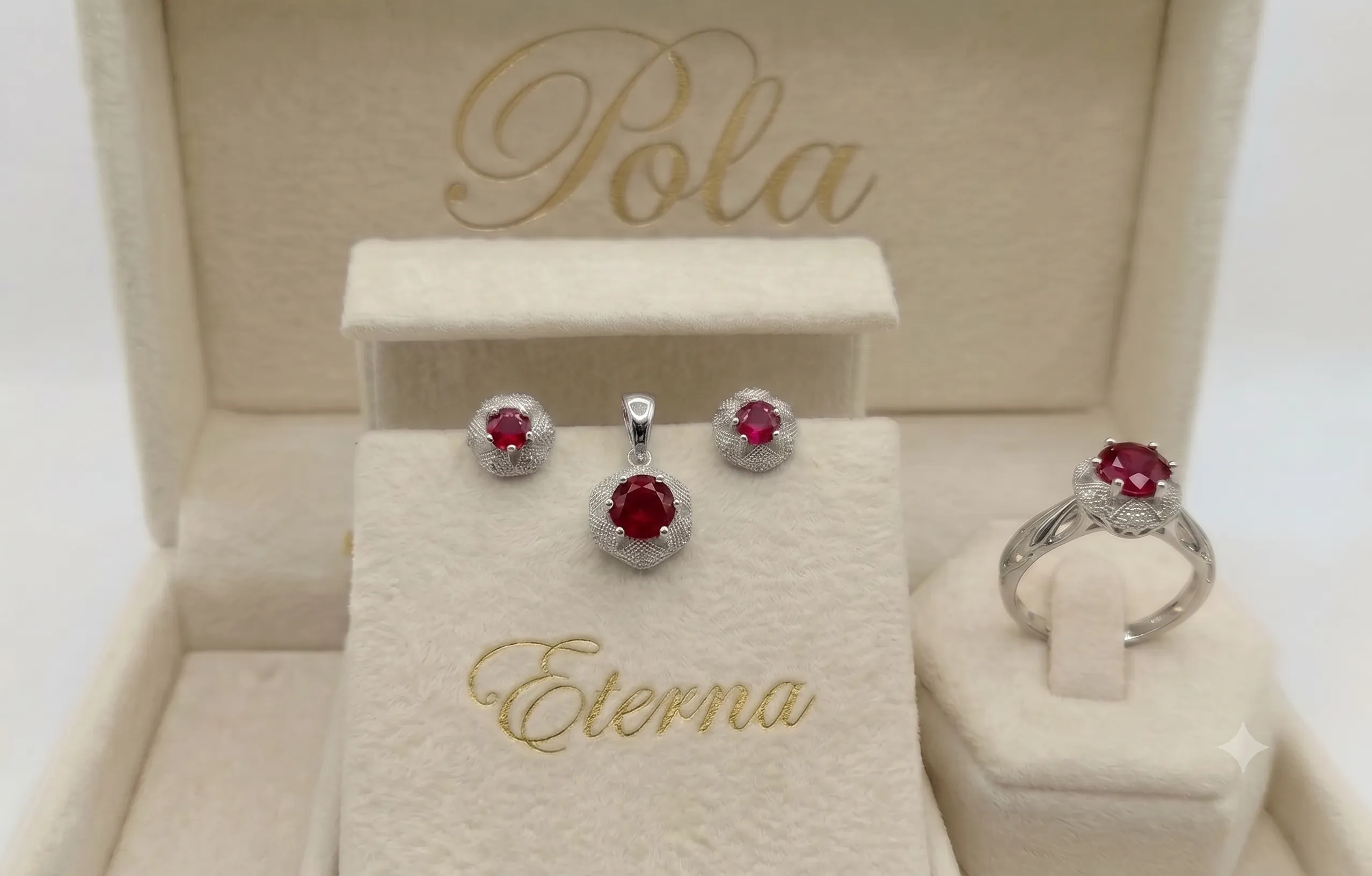 Zmysłowa srebrna biżuteria reprezentująca kolekcję Eterna, w której osadzono szafir o masie karatowej 2,4ct.