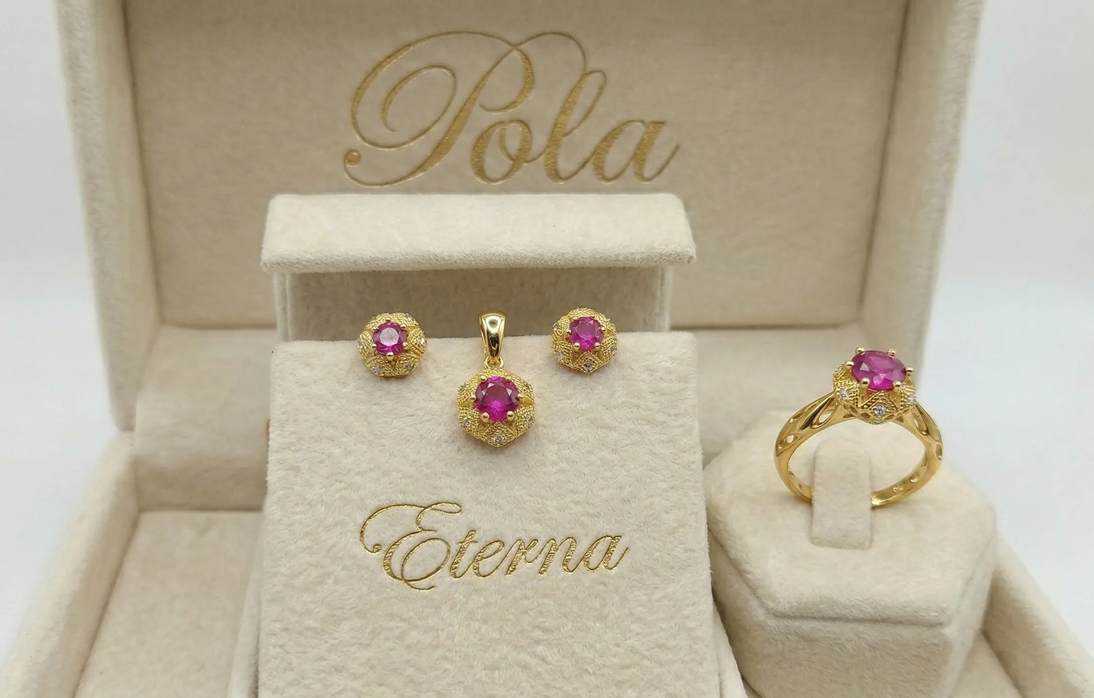 Elegancka srebrna biżuteria pozłacana żółtym złotem pochodząca z linii Eterna, wzbogacona o szafir o masie 2,4ct.