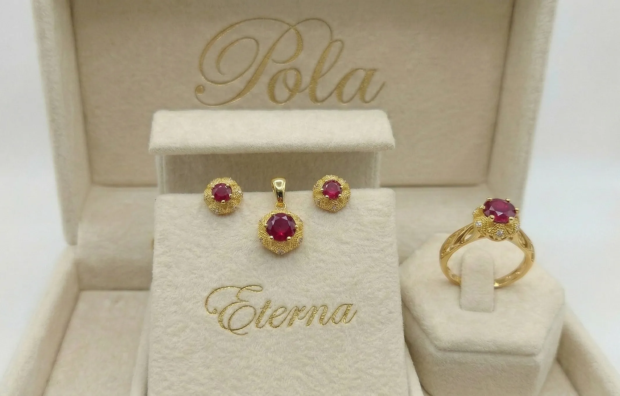 Elegancka srebrna biżuteria pozłacana żółtym złotem pochodząca z linii Eterna, wzbogacona o szafir o masie 2,4ct.