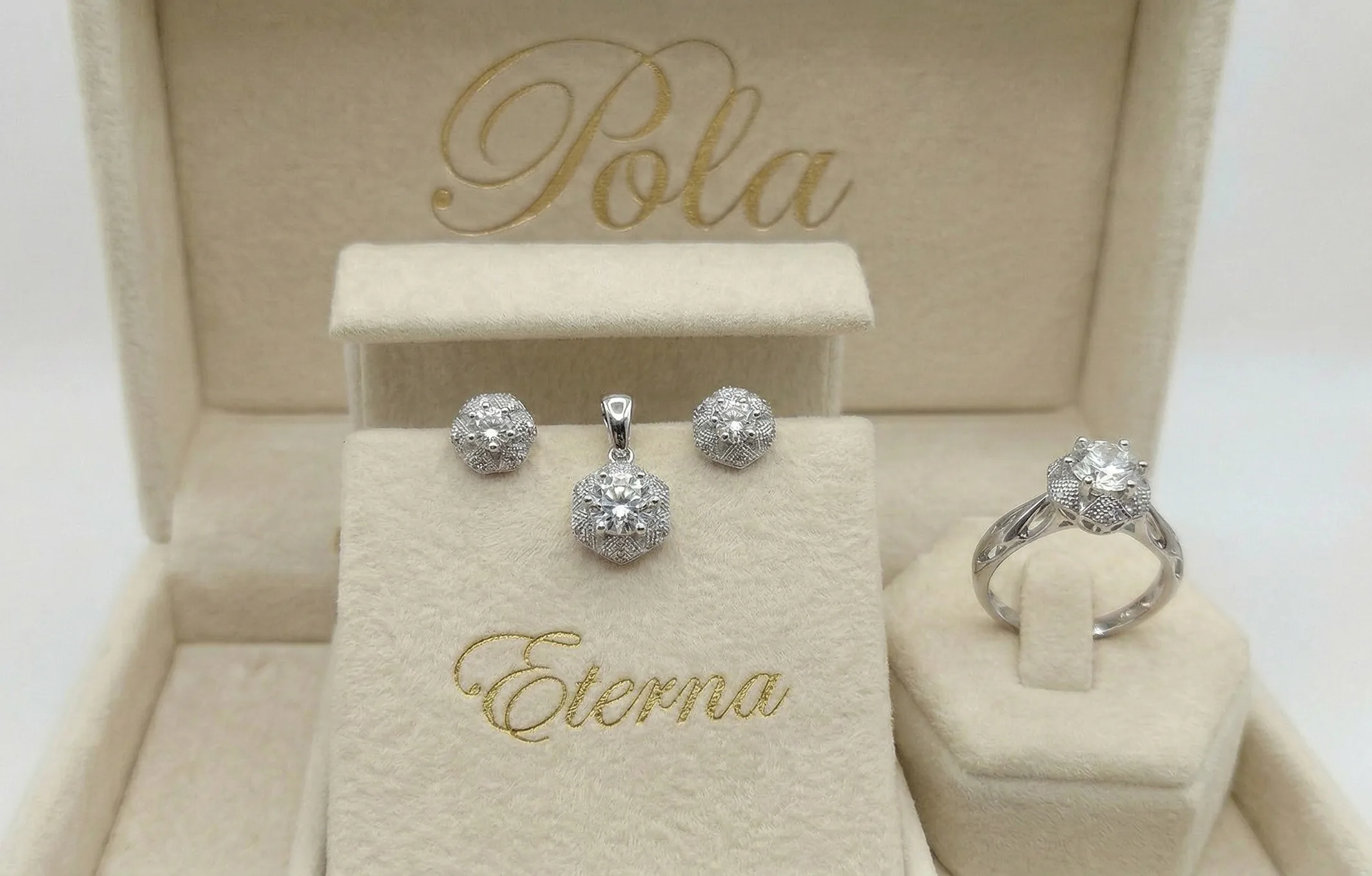 Zmysłowa srebrna biżuteria reprezentująca kolekcję Eterna, w której osadzono szafir o masie karatowej 2,4ct.