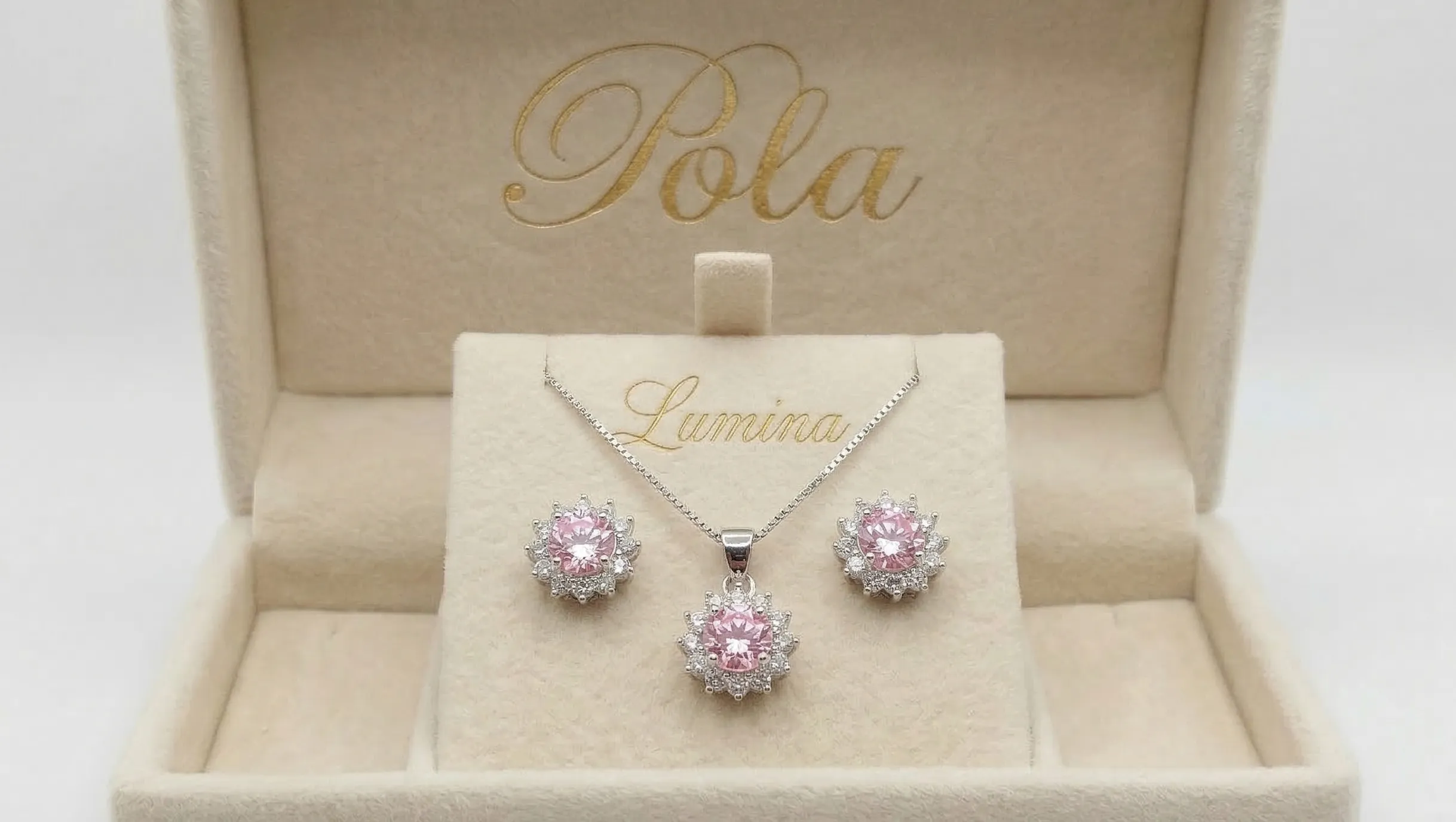 Zapierająca dech w piersiach srebrna biżuteria z kolekcji Lumina, dumnie prezentująca rubin różowy o masie 6,2ct.
