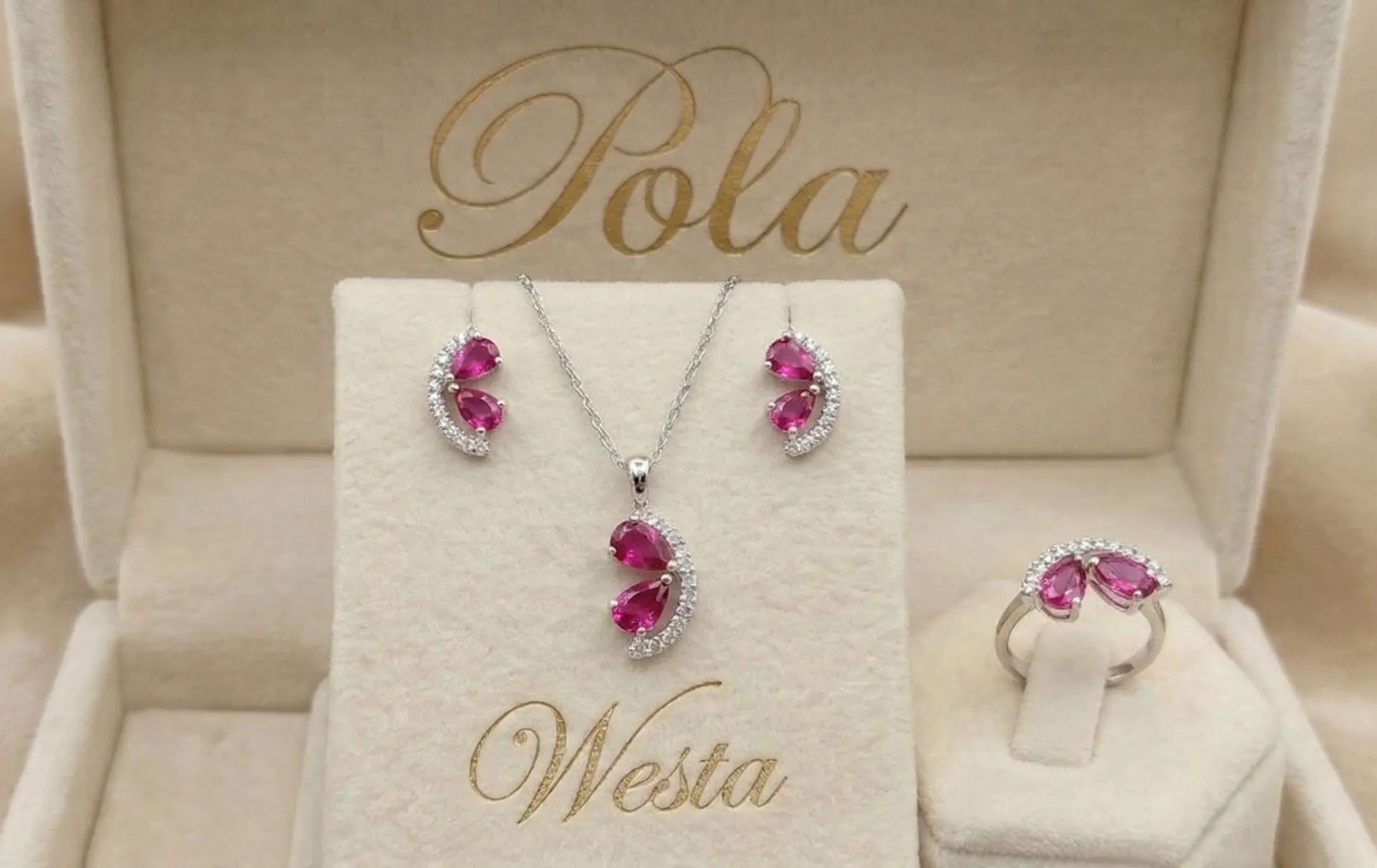 Szlachetna srebrna biżuteria reprezentująca kolekcję Westa, w której osadzono szafir o masie karatowej 5,2ct.