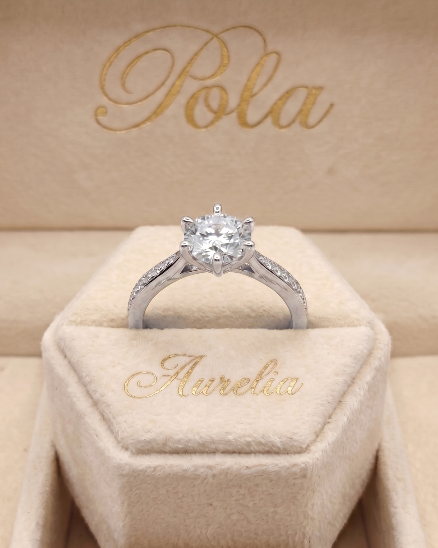 Srebrna biżuteria: Pierścionek zaręczynowy z moissanitem, kolekcja Aurelia