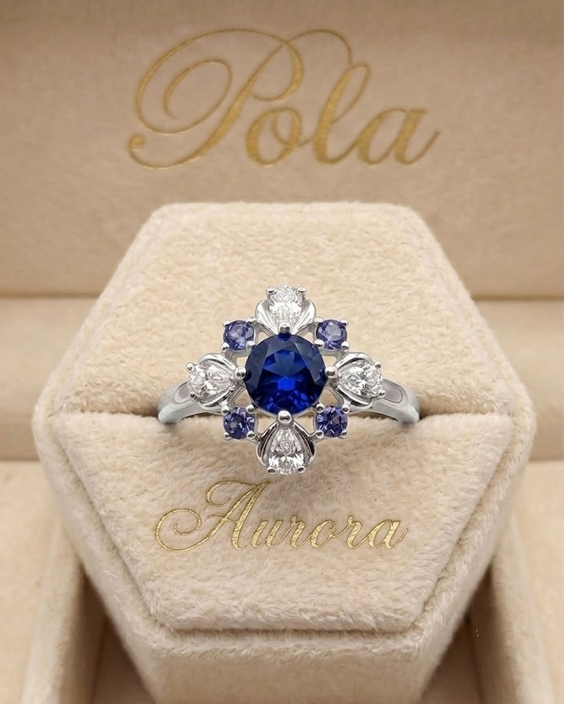 Ujmujący pierścionek z kolekcji Aurora, wykonany ze srebra, zmysłowo prezentujący ekskluzywny modry spinel o masie 0,5 ct, olśniewający swoim blaskiem.