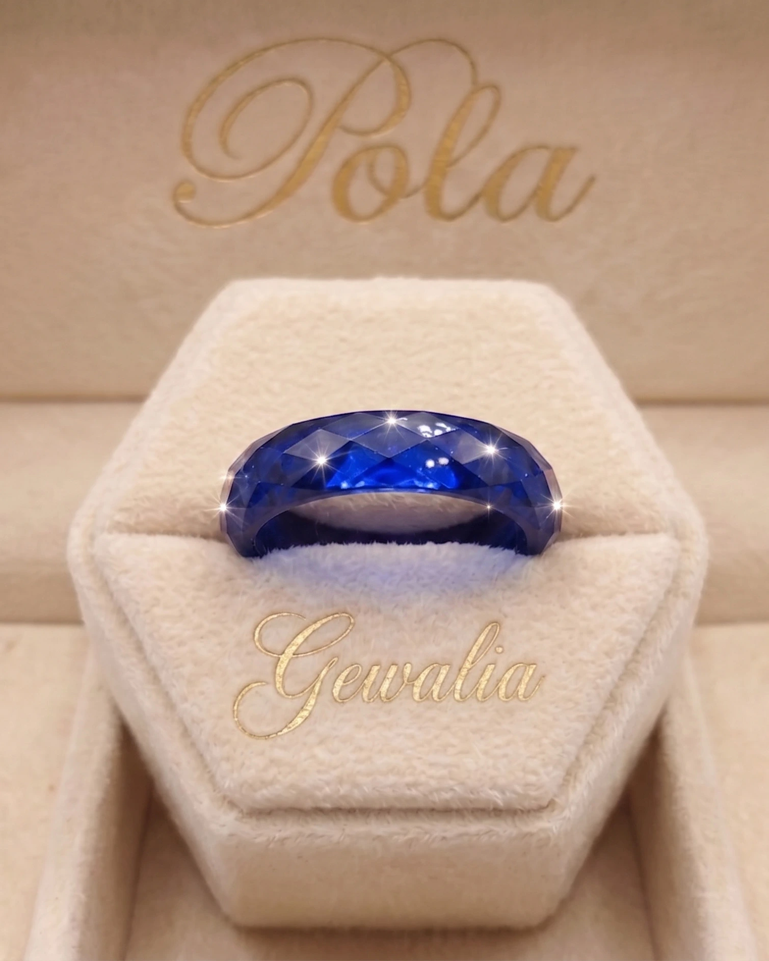Nieszablonowa srebrna biżuteria z kolekcji Gewalia, którą olśniewająco zdobi szafir o masie 13,5ct.