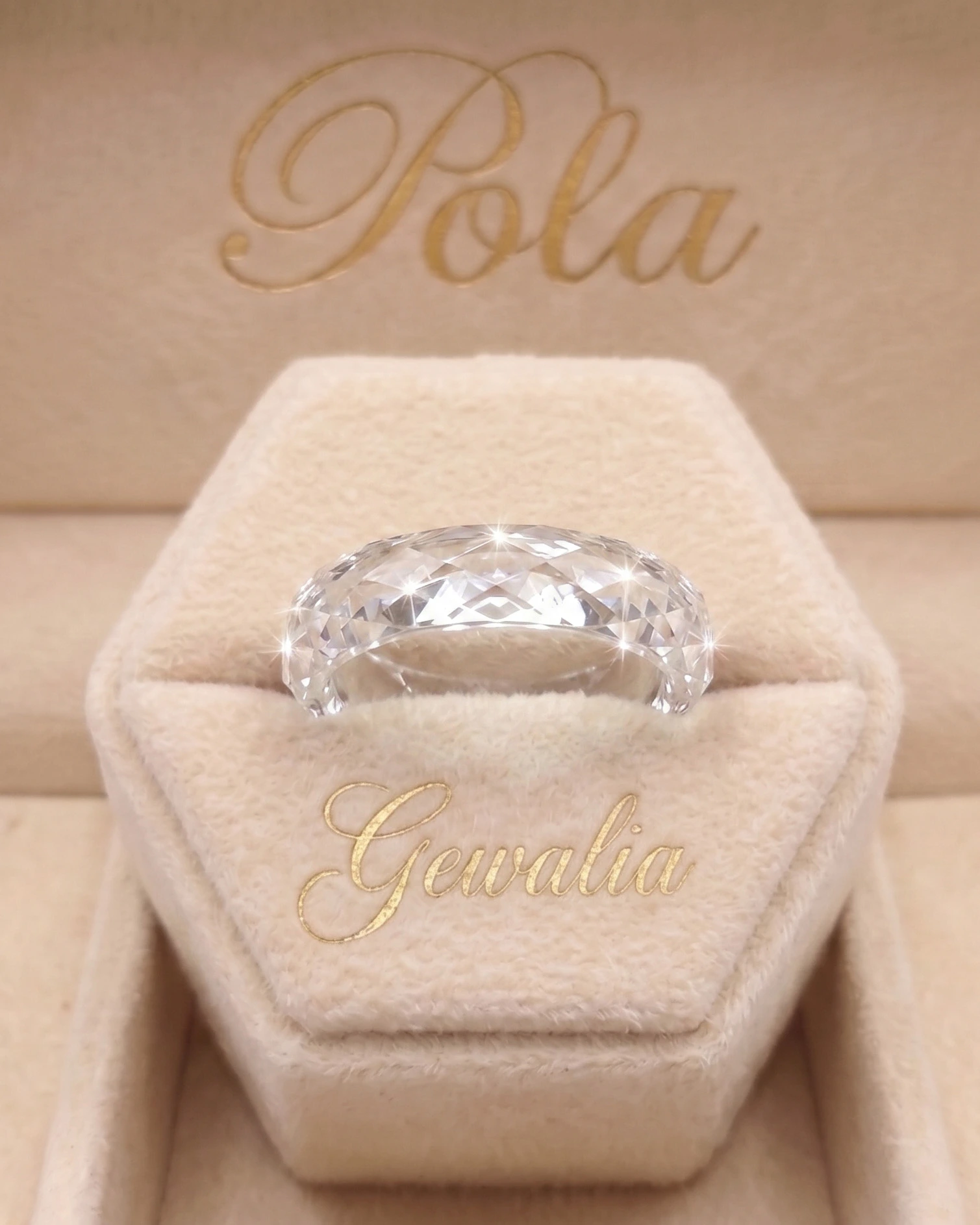 Nieszablonowa srebrna biżuteria z kolekcji Gewalia, którą olśniewająco zdobi szafir o masie 13,5ct.
