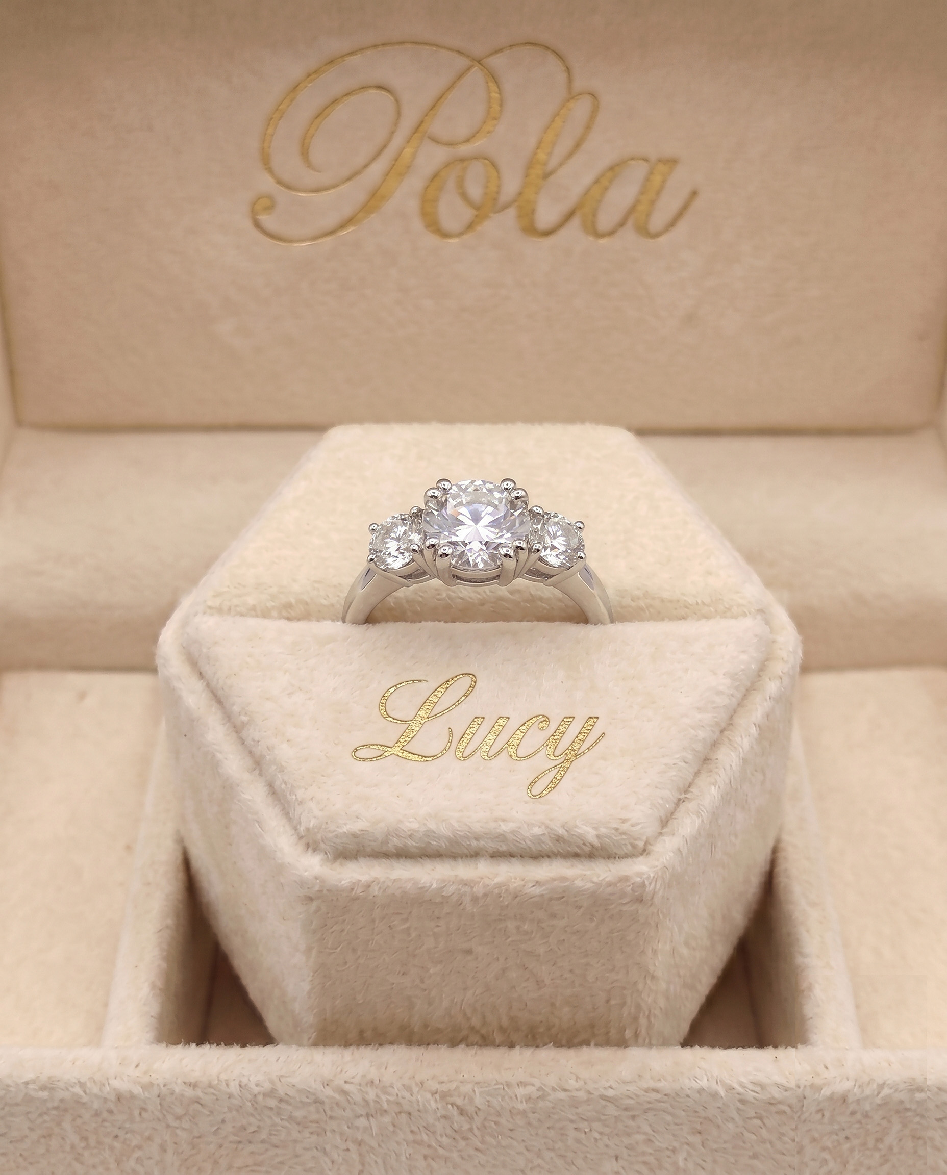 Zmysłowa srebrna biżuteria pochodząca z linii Lucy, wzbogacona o moissanit o łącznej masie 1,6ct.