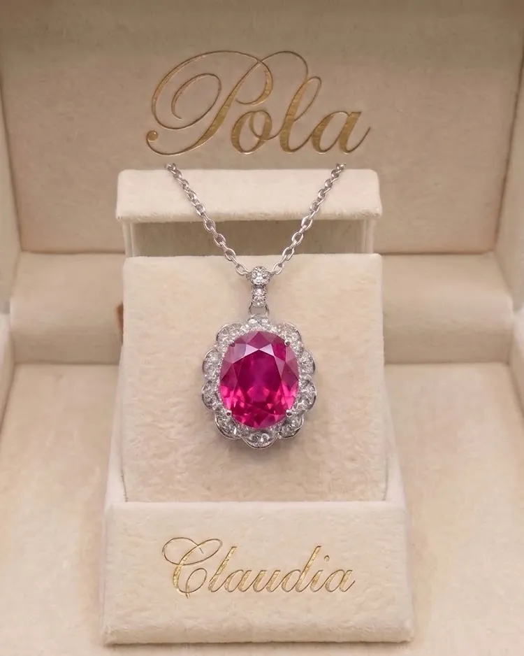Przepiękna srebrna biżuteria pochodząca z linii Claudia, wzbogacona o rubin różowy o masie 2,5ct.