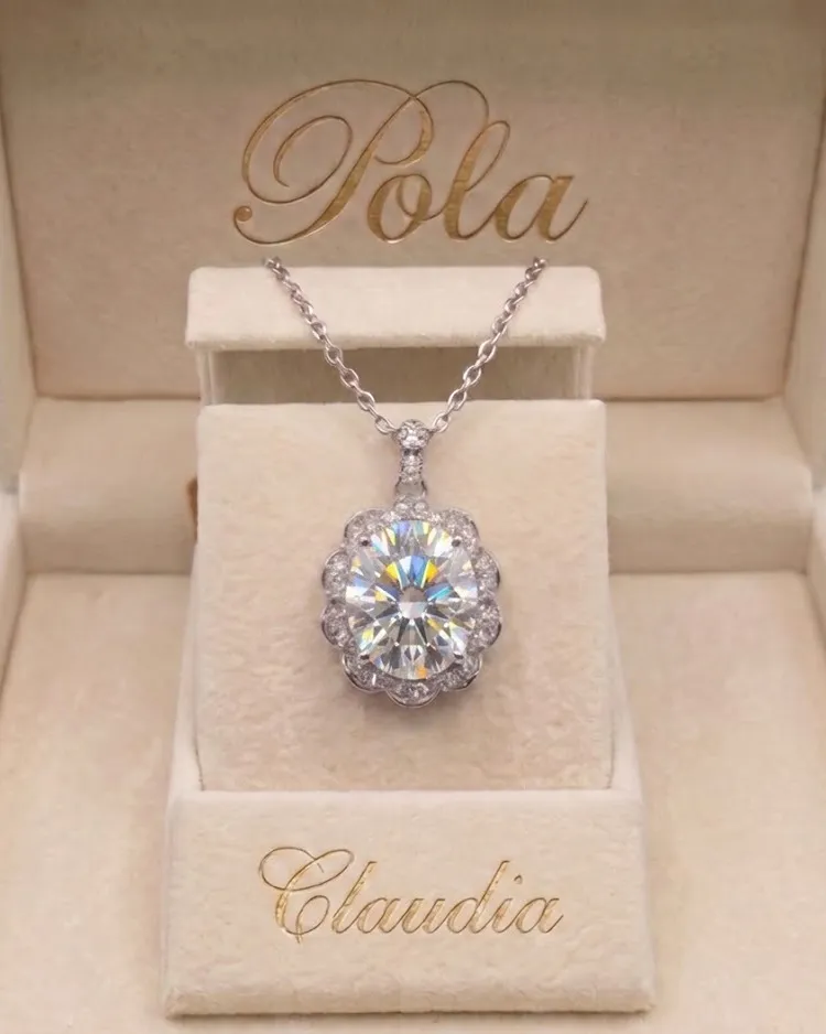 Majestatyczna srebrna biżuteria z kolekcji Claudia, którą olśniewająco zdobi moissanit o masie 2,5ct.